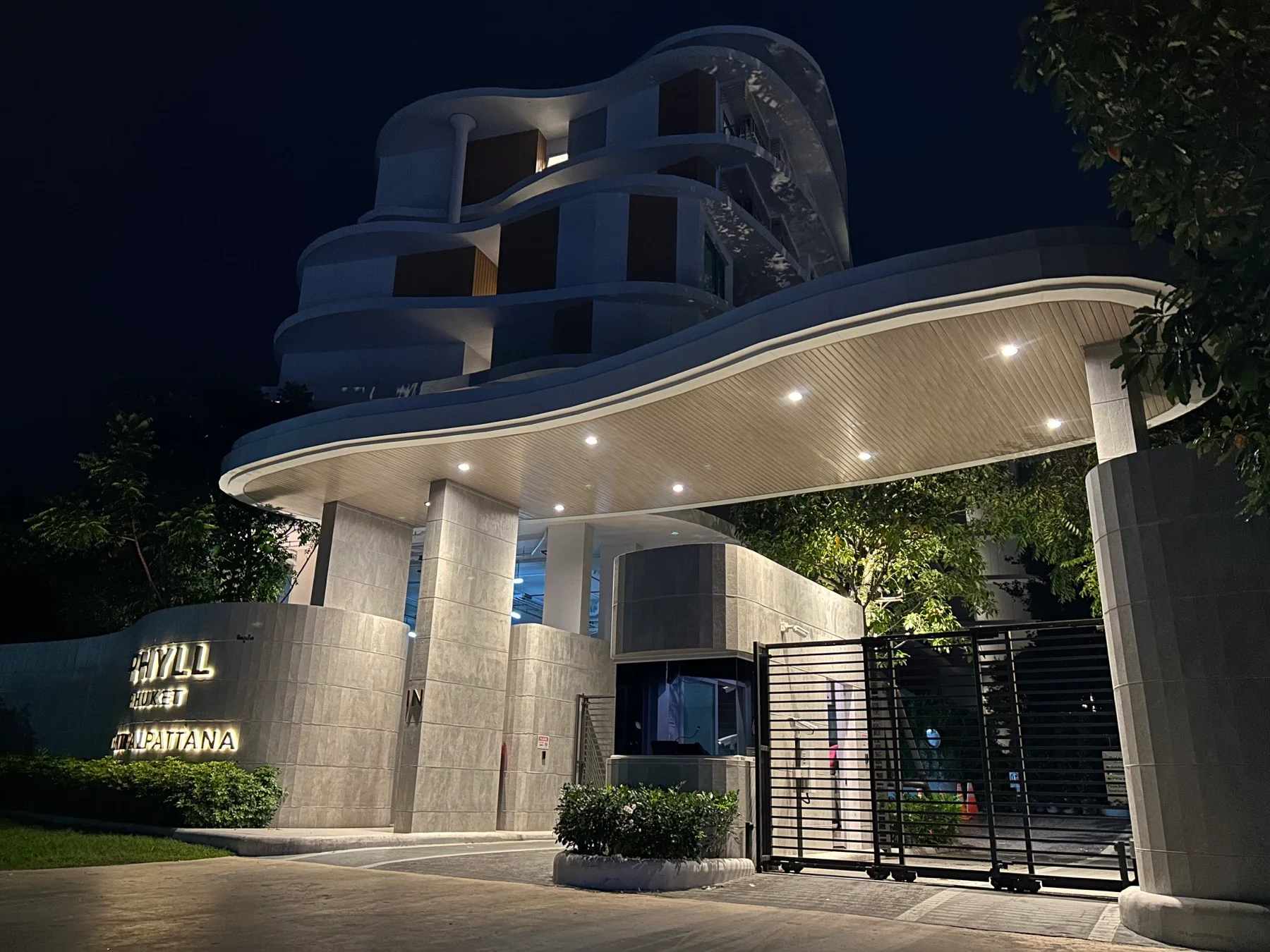 PHYLL Condo exterior in the evening